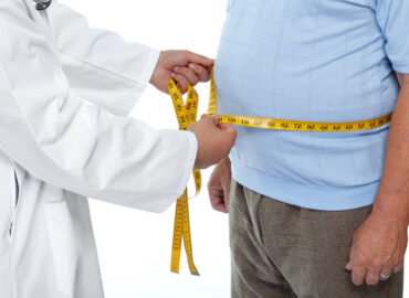 médico y hombre obesidad