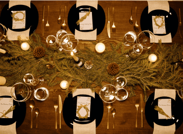 Mesa preparada para una cena de navidad