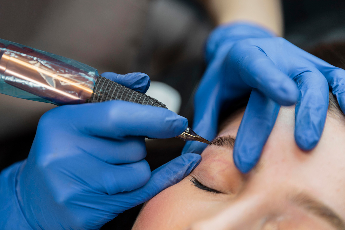 Proceso de micropigmentación de cejas