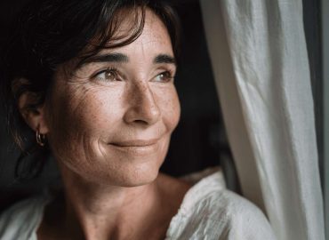 Mujer de 50 años con piel luminosa y natural tras tratamiento de rejuvenecimiento facial en Bilbao